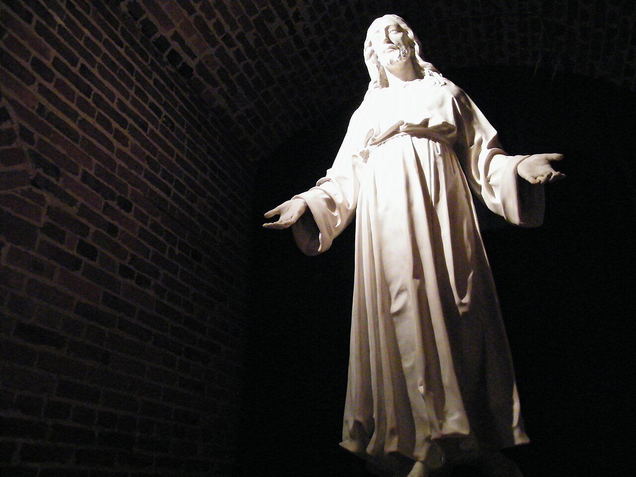 How to adore God in the silence of your home